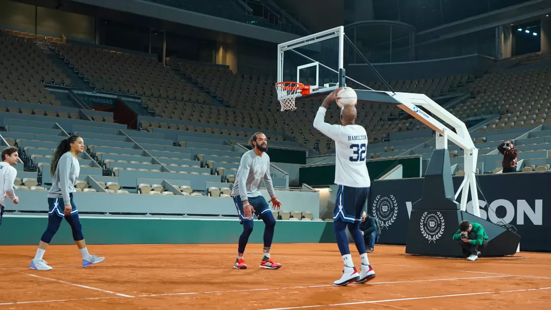 Basketball animation on the Philippe Chatrier court