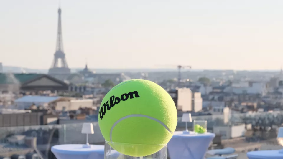 Balle de tennis géante en décoration