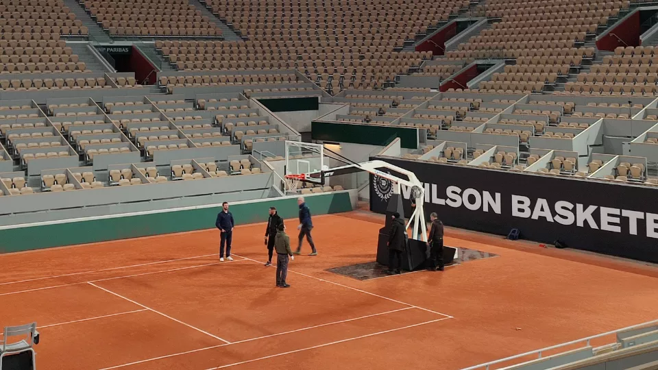 Installation of the basket on the court